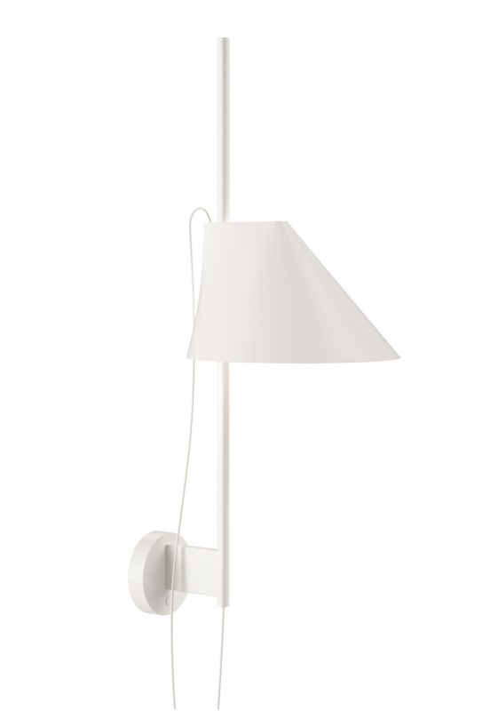 Weiße Yuh LED Wandleuchte von Louis Poulsen mit konischem Lampenschirm und minimalistischem Design.